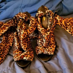 Size 9, leopard print, heel from the brand Paprika